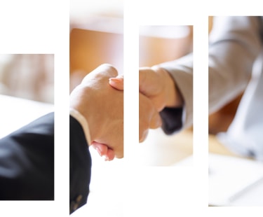 握手を交わす